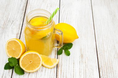 Kavanoz limonata ile