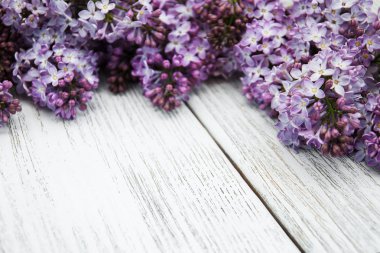 Bir masaya Lila çiçek