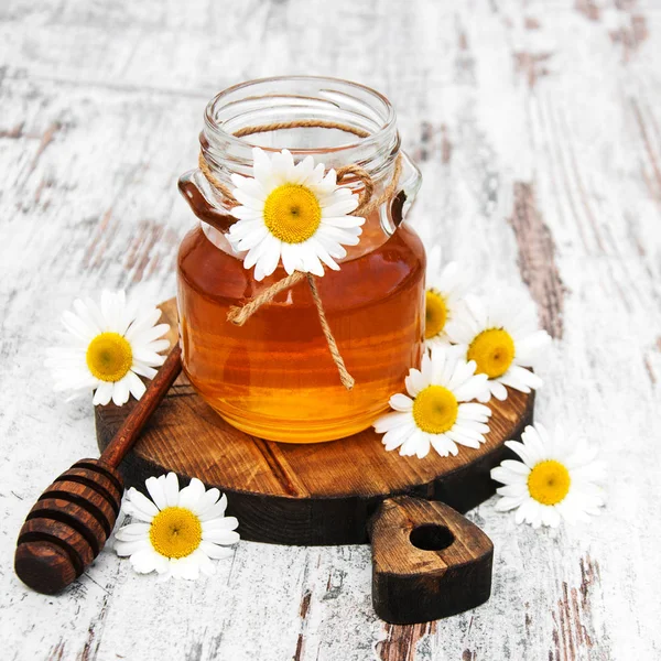 Honey and chamomile — Stock Photo, Image