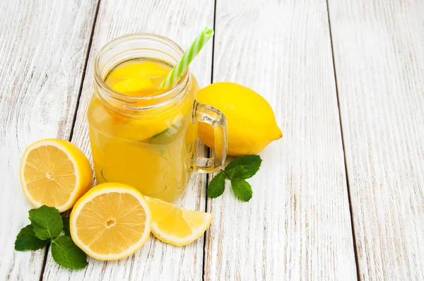 Kavanoz limonata ile