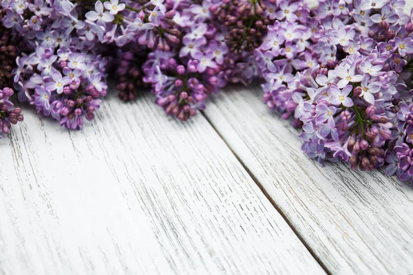 Bir masaya Lila çiçek