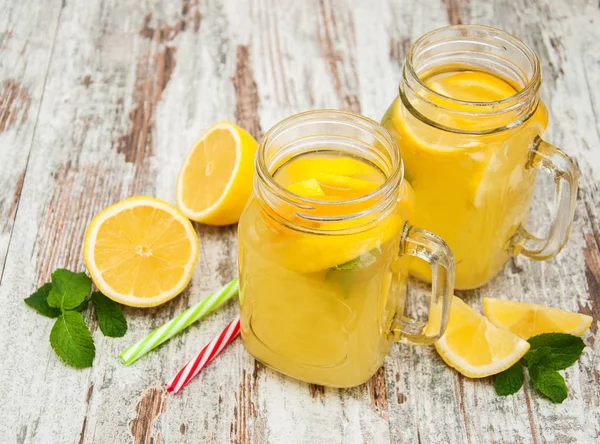 Kavanoz limonata ile