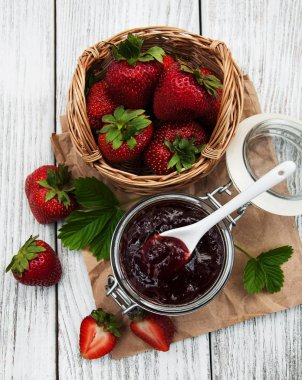 Çilek reçeli ve taze çilek.