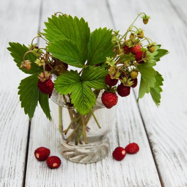 Yaban çileği ile cam