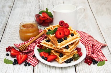 Waffle taze çilek ile