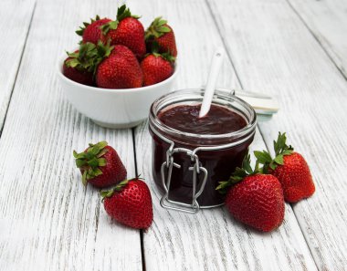 Çilek reçeli ve taze çilek.