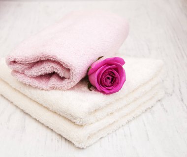 Pembe Gül ile banyo havlusu