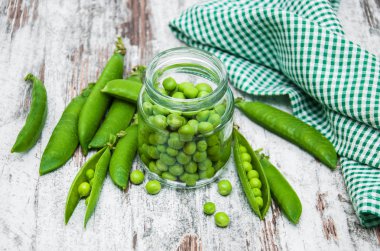 bir tabloda yeşil bezelye