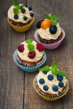 taze çilek ile cupcakes