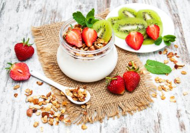 yoğurt ve granola kahvaltı için