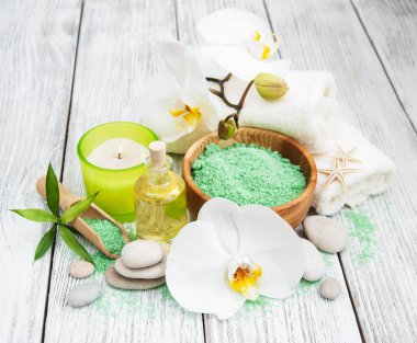 Spa Ürünleri ve beyaz orkide