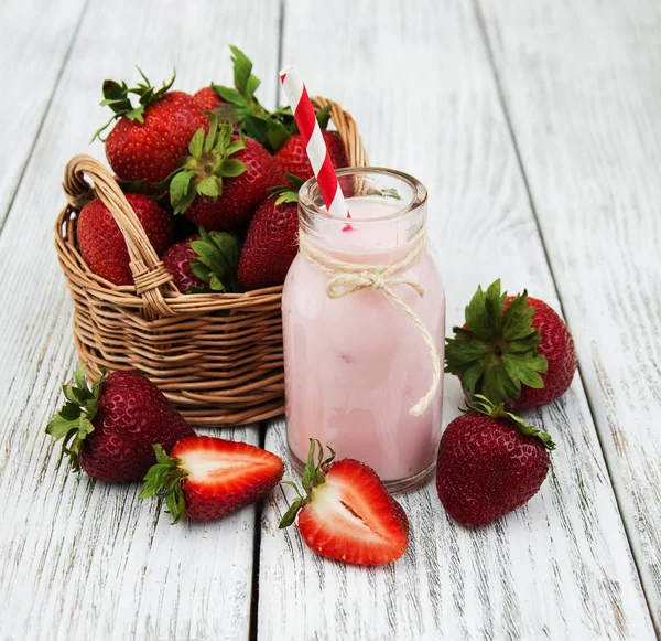 Yogurt con fresas frescas —  Fotos de Stock