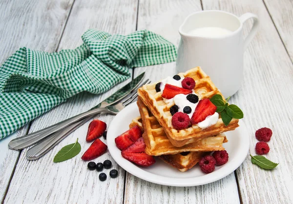 çilek, yaban mersini ve süt ile gözleme