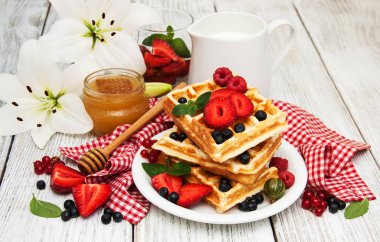 Waffle taze çilek ile