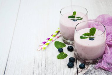 Bir tabloda yabanmersinli Yoğurtlu gözlük