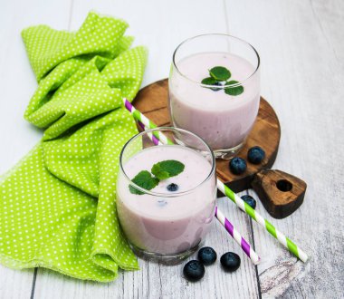 Bir tabloda yabanmersinli Yoğurtlu gözlük