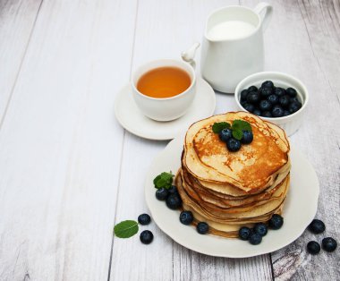 Krep ve yaban mersini ile plaka