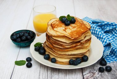 Krep ve yaban mersini ile plaka