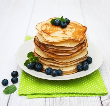 Krep ve yaban mersini ile plaka