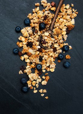 Yaban mersini ile ev yapımı granola
