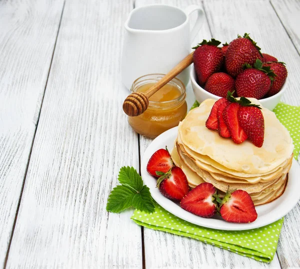 Pancakes with strawberries — Stock Photo, Image