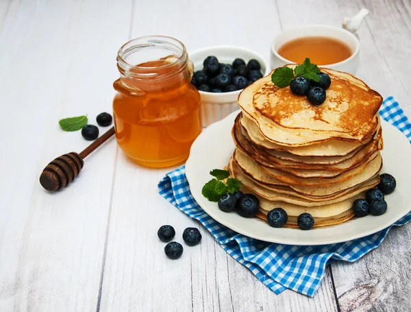 Assiette avec crêpes et bleuets — Photo