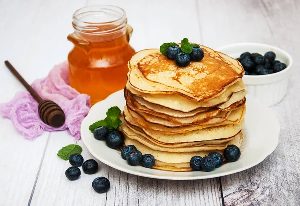 Assiette avec crêpes et bleuets — Photo