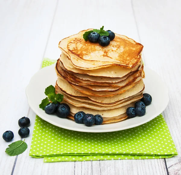 Krep ve yaban mersini ile plaka