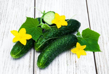 Bir tablo üzerinde taze salatalık