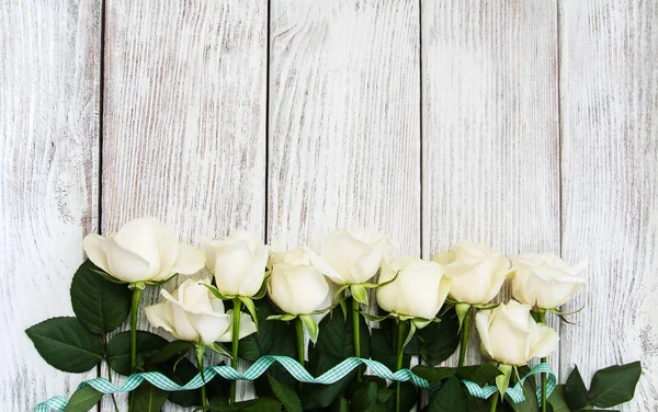 Rose bianche su un tavolo di legno — Foto Stock