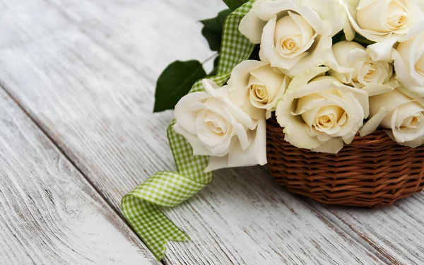 Sepet içinde beyaz gül