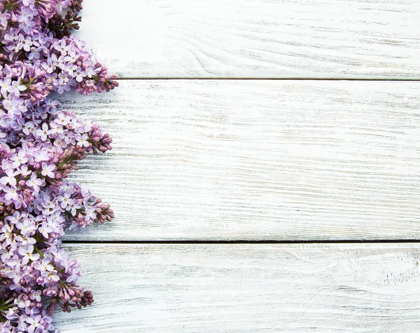 Bir masaya Lila çiçek