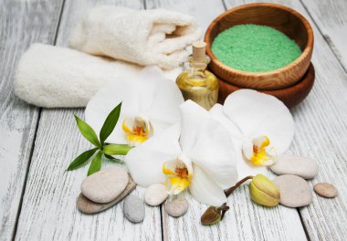 Spa Ürünleri ve beyaz orkide