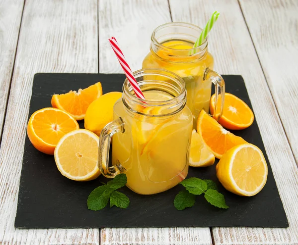 Kavanoz limonata ile