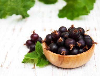 Siyah frenk üzümü ile kase