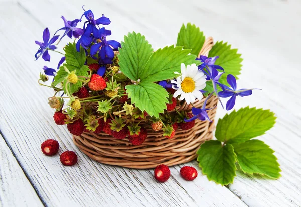Yaban çilekleri ve kır çiçekleri sepeti