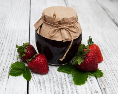 Çilek reçeli ve taze çilek.