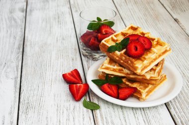 Çilekli ve naneli Belçika waffleları