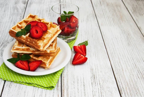 Çilekli ve naneli Belçika waffleları