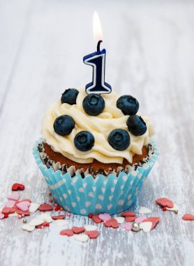 Sayısal bir mum ile cupcake