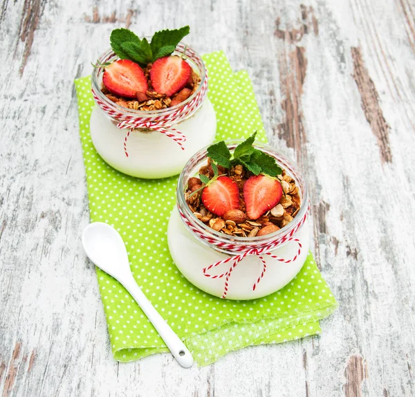 Joghurt und Müsli zum Frühstück — Stockfoto