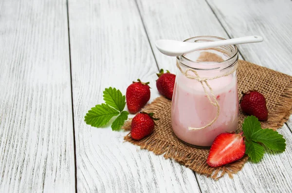 Joghurt mit frischen Erdbeeren — Stockfoto