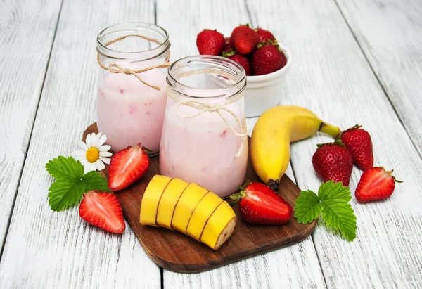 Yogurt con fresas frescas y plátano — Foto de Stock