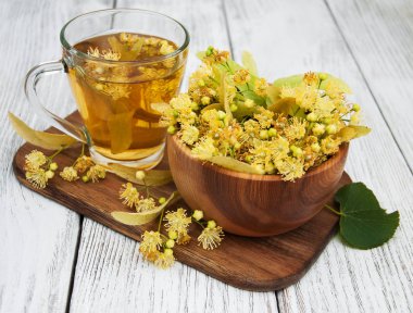 Bir fincan ıhlamur çiçekli bitki çayı.