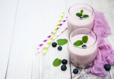 Bir tabloda yabanmersinli Yoğurtlu gözlük