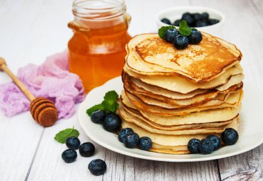 Krep ve yaban mersini ile plaka