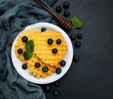 Yaban mersinli waffle.