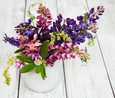 Cam vazo içinde sunulan lupines