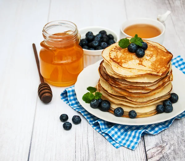 Assiette avec crêpes et bleuets — Photo