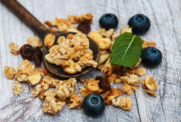 Yaban mersini ile ev yapımı granola